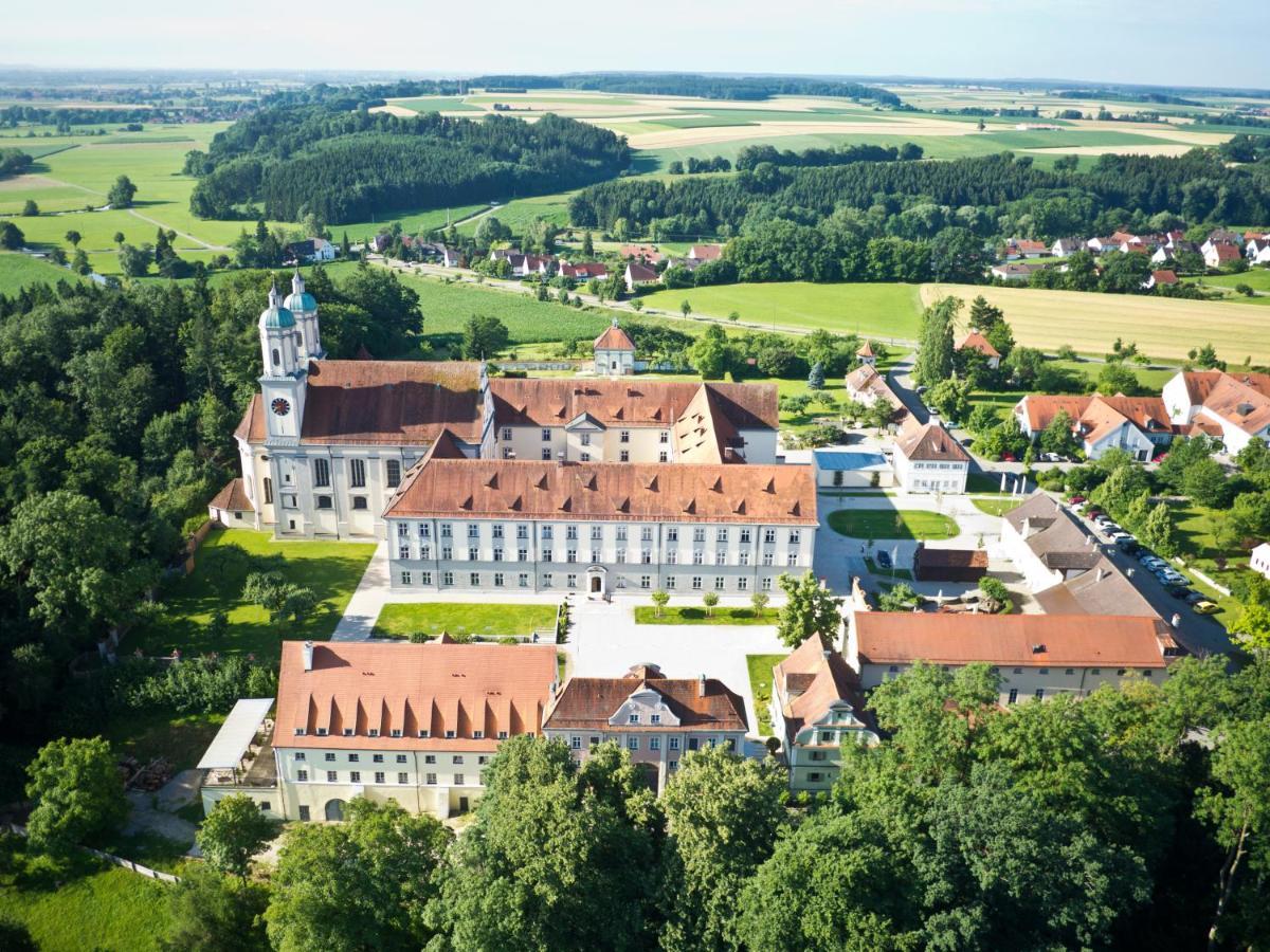 Hotel Kloster Holzen Allmannshofen Exterior photo